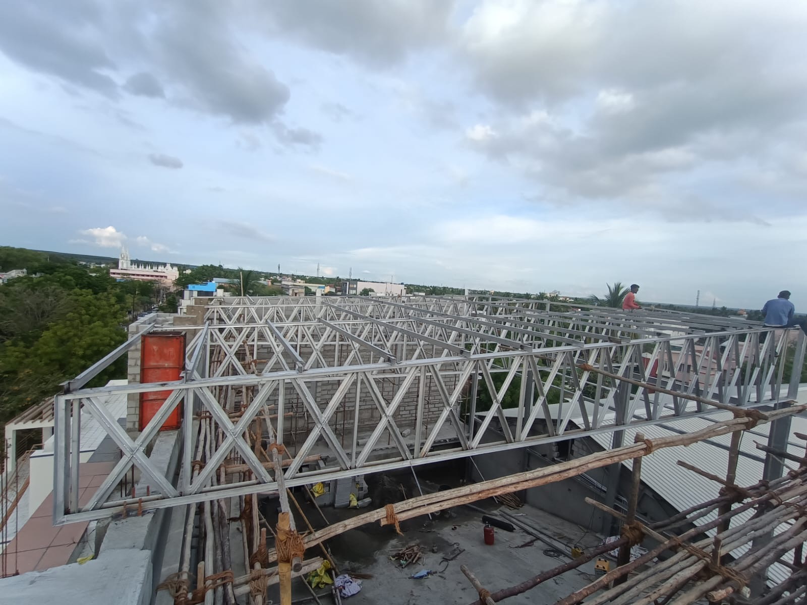 Auditorium ceiling truss tie-beams and roof deck